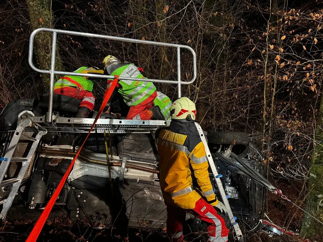 Die Feuerwehr arbeitet am Unfallort, während der Verkehr umgeleitet wird. Unfall in Wila